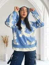 Buzo celeste con efecto tie-dye blanco, con capucha y cordones ajustables.
