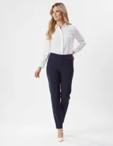 Pantalon de gabardina elastizada en color azul marino, de corte recto y tiro alto con cintura elástica. Presenta bolsillos simulados en la parte delantera y bolsillos aplicados en la parte trasera.