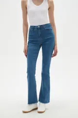 Pantalon jean de corte flare y tiro alto, con diseño liso y ruedo desflecado.