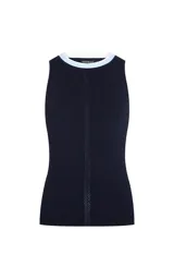 Musculosa azul marino de punto acanalado, con escote redondo ribeteado en celeste y blanco, de corte ajustado y sisas amplias.