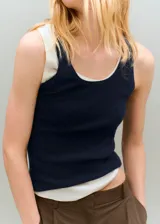 Top de punto fino mezcla de algodón y lana, de corte recto, con cuello redondo y manga larga.
