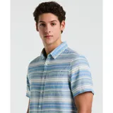 Camisa de manga corta con cuello abotonado y estampado a rayas horizontales en tonos celeste, azul y blanco.