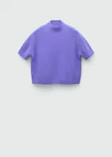 Jersey de punto de lana en color violeta, con cuello perkins y manga corta. Presenta un diseño recto y tejido de punto medio.