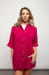 Camisa de corte holgado confeccionada en muselina de algodón, con cuello mao, cierre frontal con botones y mangas cortas.