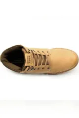 Borcegos de hombre marca Pegada color tostado, con cordones al tono, cuello de tejido marrón y suela track. Presenta detalle de inscripción en el lateral.
