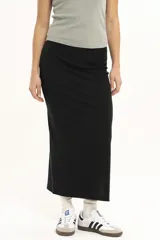 Falda midi negra de corte recto.
