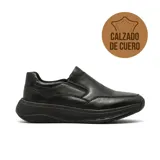 Zapato casual tipo slip-on de cuero negro, con diseño de costuras reforzadas y suela de goma gruesa al tono.