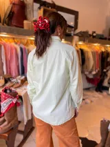 Camisa blanca de manga larga, de corte clásico y holgado, confeccionada en algodón con botones de madera.