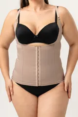 Chaleco modelador color piel con ballenas en abdomen y espalda, breteles elásticos regulables y espalda con bandas cruzadas para corregir la postura.