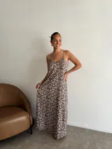 Vestido largo de jersey rib con estampado animal print en tonos blanco, negro y gris. Tiene tirantes finos y escote en V.