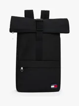 Mochila negra de poliéster con diseño de solapa enrollable y cierre de apertura rápida con hebilla. Presenta un parche con el logo de Tommy Jeans en la parte inferior frontal.