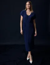 Vestido midi plisado color azul marino, con escote en V y lazo de ajuste en la cintura.
