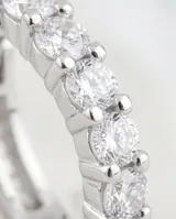 Aros tipo argolla pequeña de plata 925, con diseño rectangular decorado con una hilera de circonias brillantes.