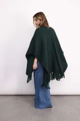 Ruana tejida en lana merino color ladrillo, con textura de punto grueso.