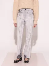 Pantalón de jean recto con lavado bleach y contraste de color.