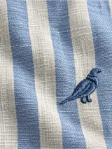 Camisa de lino de corte slim fit, con diseño de rayas verticales celestes y blancas, manga larga y cuello camisero. Cuenta con cierre frontal de botones y detalle de bordado de ave en el pecho.
