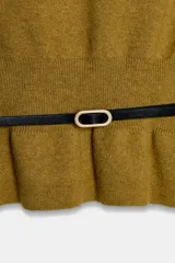 Jersey de punto color mostaza con cuello barco, manga larga con sisa ancha y detalle de cinturón fino integrado en la cintura.