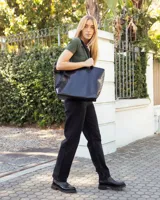 Botinetas tipo Chelsea de cuero negro, con paneles laterales elásticos y suela track dentada de goma. Presentan una combinación de texturas entre cuero mate y cuero charolado en la puntera y el talón.