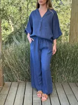 Pantalón ancho de lino azul con cintura elástica y cordón ajustable.