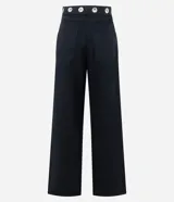 Pantalón de jean corte wide leg, color negro, con cintura media y detalle de ojales metálicos en el cós. Presenta piernas amplias, cierre tradicional y bolsillos funcionales.