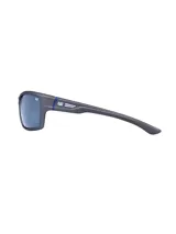 Lentes de sol deportivos Caterpillar con armazón envolvente de color gris oscuro y detalles en azul en el interior de las patillas. Cuentan con cristales oscuros y el logo de la marca grabado en la lente y en las patillas.
