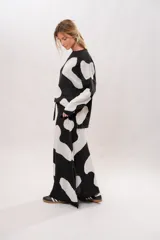 Pollera larga de punto con estampa de vaca en blanco y negro, con tajo lateral.