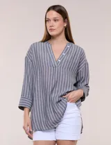 Blusa holgada con estampado de rayas grises y blancas, cuello con escote en V y botones frontales, y mangas tres cuartos.