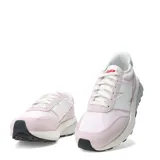 Championes urbanos New Balance modelo U370, color rosado con detalles en blanco. Presentan el logo N característico en los laterales, cordones blancos y una suela con plataforma.