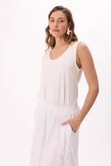 Musculosa básica de algodón color negro, con cuello redondo amplio y terminaciones con efecto desgastado.