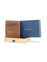 Billetera de cuero marrón con tarjetero y detalle de diseño minimalista.