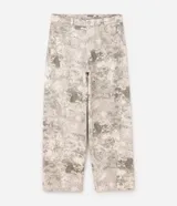 Pantalón de sarga de algodón con corte super baggy, tiro bajo y piernas ultra amplias. Presenta un estampado integral con efecto marmorizado o dirty, bolsillos utilitarios laterales, bolsillos frontales y traseros, cintura con pasantes y cierre frontal con botón y cremallera.