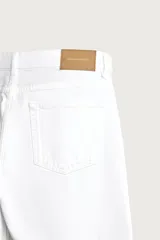 Jeans regular fit de corte recto y tiro medio, confeccionados en denim de algodón blanco con diseño de cinco bolsillos y cierre frontal con cremallera y botón.