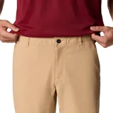 Short tipo chino de corte recto, color beige, con bolsillos laterales y bolsillo de seguridad con cierre.