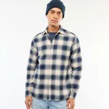 Camisa de manga larga con estampado de cuadros en tonos azul y beige, confeccionada en tejido de algodón con cierre frontal de botones.