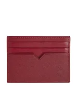 Set de regalo de la marca Tommy Hilfiger compuesto por un tarjetero y un llavero a juego. Ambos artículos están confeccionados en cuero con textura Saffiano en color bordó. El tarjetero dispone de varias ranuras para tarjetas y el escudo de la marca grabado, mientras que el llavero incluye un mosquetón metálico.