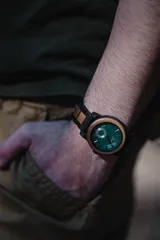 Reloj de pulsera Chenaut modelo Émeraude d’Ébène, con caja y malla de madera de ébano y nogal. Esfera verde esmeralda con segundero pequeño. Cristal Hardlex y movimiento de cuarzo. Resistente al agua (3 ATM).