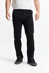Pantalón chino de hombre color azul marino, confeccionado en gabardina con fit regular. Cuenta con bolsillos, cremallera y logo bordado.