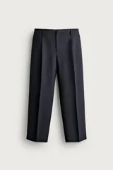 Pantalón relaxed fit azul marino confeccionado en tejido con lana, con bolsillos frontales, bolsillos traseros de doble vivo y pliegues en la parte delantera.