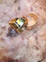 Aros metálicos grandes con forma ondulada, color plateado.