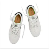 Championes de skate Cariuma T20 Pro, diseñados en colaboración con Kelvin Hoefler. Color blanco con logo negro en el lateral. Fabricados con gamuza certificada por LWG, malla reciclada y caucho reciclado.