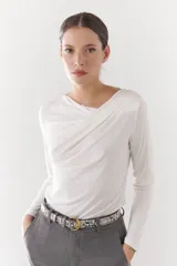 Remera negra de viscosa con cuello drapeado y mangas largas.