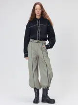 Pantalón sastrero de tiro medio y pierna ancha, con diseño a rayas verticales finas y detalle de vivos negros en la pretina y a lo largo del frente.