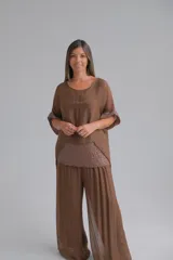 Pantalon de corte palazzo, confeccionado en tela semitransparente color chocolate, con cintura elástica y caída fluida.