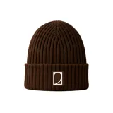 Gorro tipo beanie de tejido acanalado en color marrón, con diseño clásico de calce flexible y parche frontal con logo de la marca.