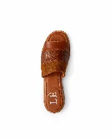 Sandalias planas de cuero color marrón, con pala ancha compuesta por tres franjas de distintas texturas: cuero liso, cuero con grabado animal print tipo cocodrilo y gamuza.