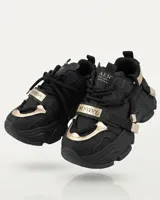 Championes de plataforma alta en color negro con detalles metálicos dorados. Presentan un diseño robusto con cordones, tiras ajustables con hebillas y apliques con la inscripción ALNYENY.