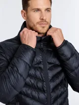 Campera puffer de hombre color azul marino, con diseño de costuras diagonales, cuello alto y cierre frontal completo.