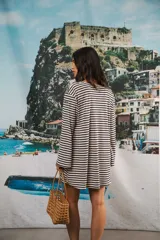 Vestido corto a rayas horizontales color verde y blanco, de corte amplio y mangas acampanadas.