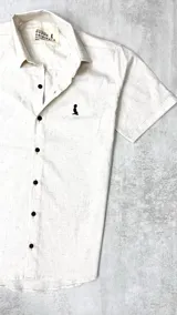 Camisa de manga corta color beige jaspeada con cuello común y cierre con botones.
