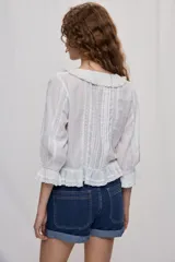 Short de denim color negro con dobladillo fijo, bolsillos delanteros y traseros, de corte clásico.